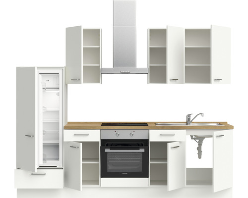 Küchenzeile mit Kühlschrank, Herd, Spüle und Dunstabzugshaube.