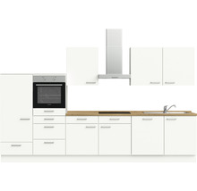 Komplette weiße Küche mit Backofen, Dunstabzugshaube, Spüle und Arbeitsplatte aus Holz