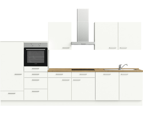 Komplette weiße Küche mit Backofen, Dunstabzugshaube, Spüle und Arbeitsplatte aus Holz