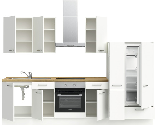 Komplette Küchenzeile mit Spüle, Herd, Backofen, Dunstabzugshaube, Kühl-Gefrierkombination und Schränken in hellem Design