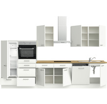 Küchenzeile mit Kühlschrank, Backofen, Spüle, Dunstabzugshaube und Schränken