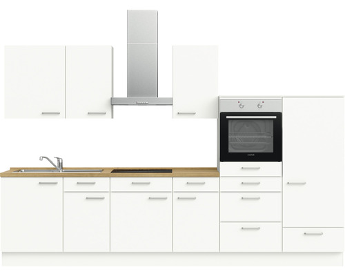 Helle Küche mit Spüle, Kochfeld, Dunstabzugshaube und Backofen