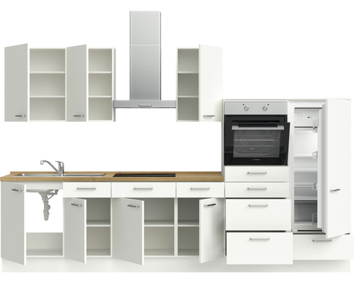 Helle Küchenzeile mit Spüle, Kochfeld, Dunstabzugshaube, Backofen und Kühlschrank