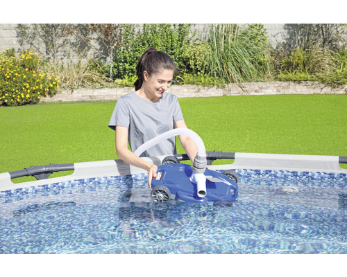 Femme utilisant un robot de piscine pour nettoyer la piscine