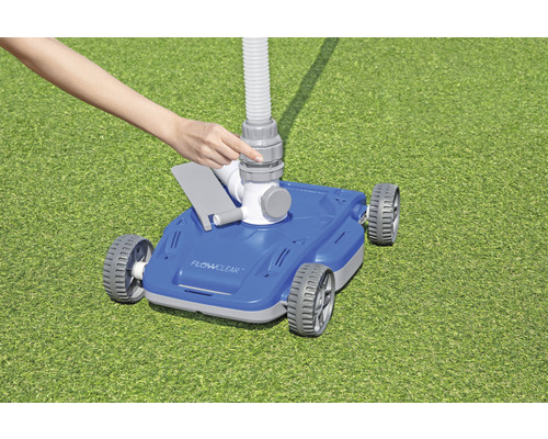 Nettoyeur de piscine sans fil Bestway Flowclear sur gazon avec tuyau et main