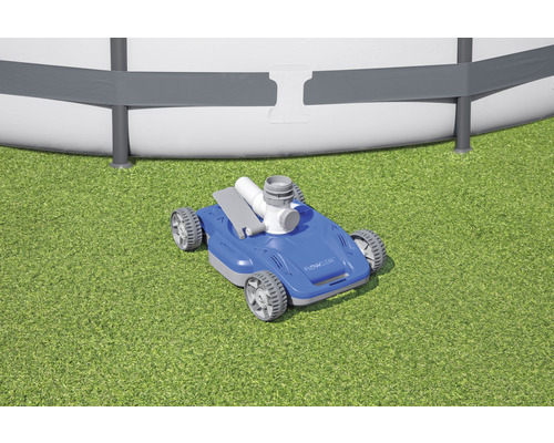 Nettoyeur de piscine automatique à côté d''une piscine hors sol