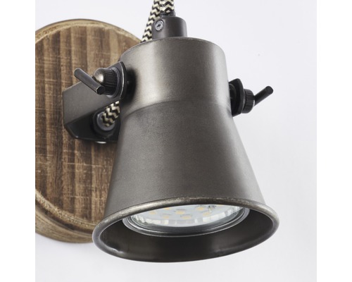 Wandleuchte mit Holzelement und Lampenschirm