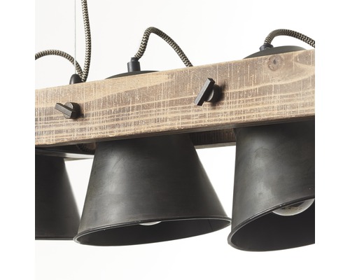 Pendelleuchte mit Holzbalken und drei Lampenschirmen