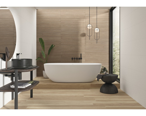 Helles Badezimmer mit Badewanne, Waschtisch, Spiegel und Wandfliesen in Holzoptik