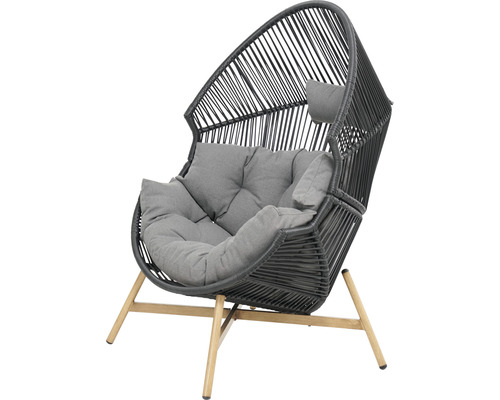Geflochtener Sessel mit Kissen und Holzbeinen