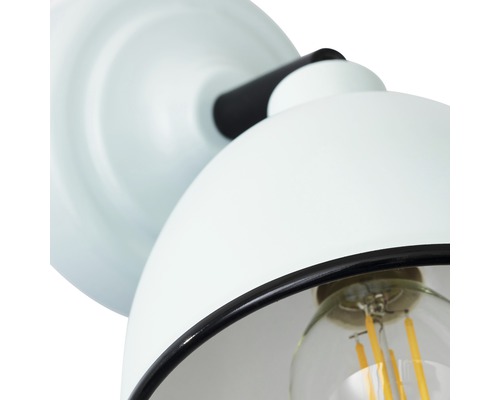 Nahaufnahme einer weißen Wandleuchte mit Glühbirne