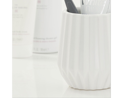 Zahnbürstenhalter aus Keramik im Badezimmer