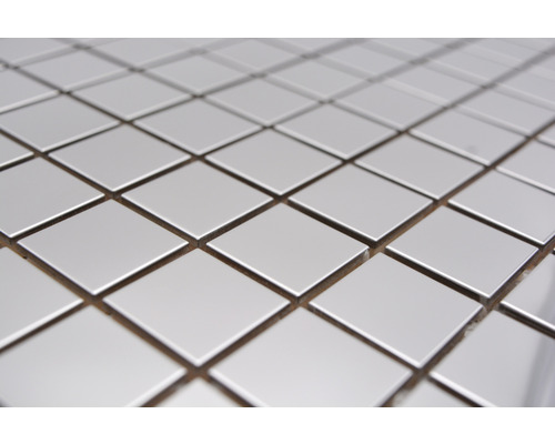 Nahaufnahme von quadratischen, glänzenden Mosaikfliesen