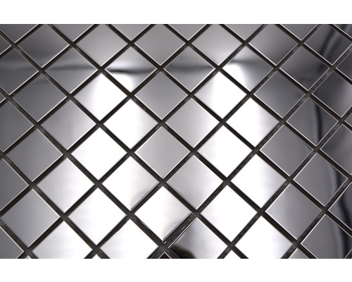 Detailaufnahme von quadratischen silberfarbenen Mosaikfliesen