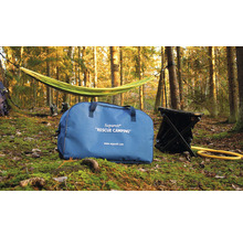 Scène en forêt avec hamac, sac de transport et toilettes de camping