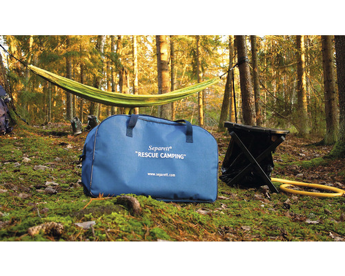 Szene im Wald mit Hängematte, Tragetasche und Campingtoilette