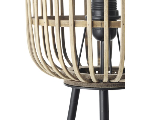 Vue détaillée d''un lampadaire avec abat-jour en rotin et pieds en métal.