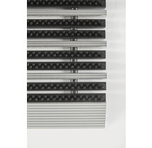 Vue détaillée d''un tapis de sol avec des brosses et des profilés en aluminium.