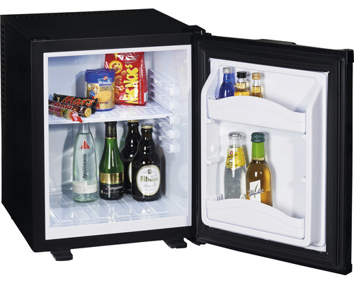 Minikühlschrank mit geöffneter Tür und diversen Getränken und Snacks