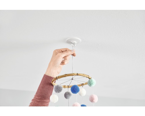 Installation d''un mobile pour bébé au plafond