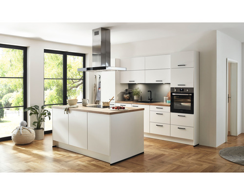 Cuisine claire avec îlot de cuisson, hotte aspirante et four encastrable