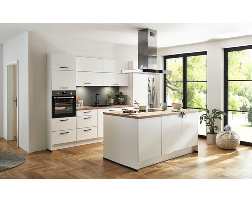 Cuisine claire avec îlot de cuisson, four intégré et hotte aspirante dans une conception de cuisine spacieuse et moderne.