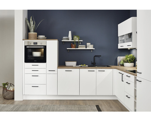 Moderne Küche mit weißen Schränken, Holz Arbeitsplatte und Elektrogeräten