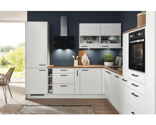 Cuisine moderne avec armoires blanches, plan de travail en bois et poignées noires