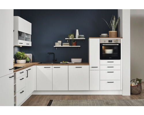 Cuisine moderne avec armoires blanches, robinet noir et plan de travail en bois.