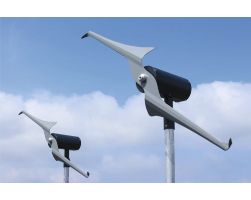 Deux éoliennes pour la production d''électricité sur fond de ciel bleu