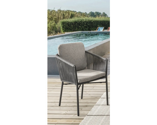 Sessel Destiny LUCCA 2er Set stapelbar, Aluminium + Rope, grau Gartenstuhl mit Armlehnen und Polsterung neben einem Schwimmbecken