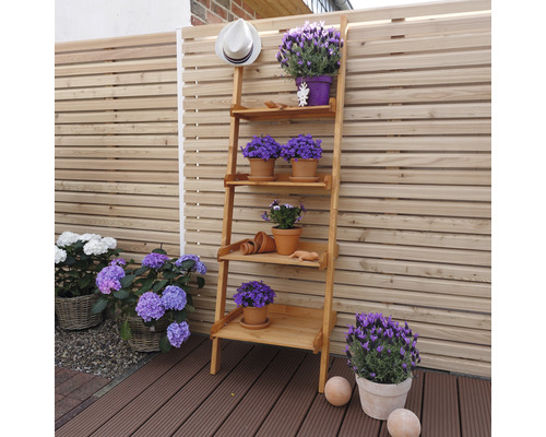 Holzregal mit Blumen und Gartendekoration im Aussenbereich