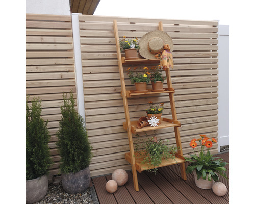 Gartenszene mit Blumenleiter, bepflanzten Blumentöpfen und Holzzaun
