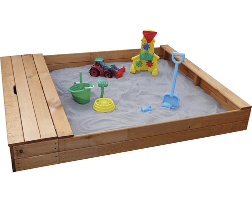 Sandkasten aus Holz mit Spielzeug