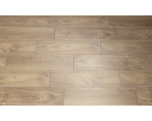 Verlegte Bodenfliesen in Holzoptik