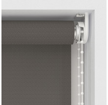 Store enrouleur gris avec chaînette à la fenêtre