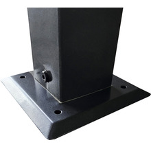 Vue détaillée d''un poteau métallique avec une plaque de base pour la fixation