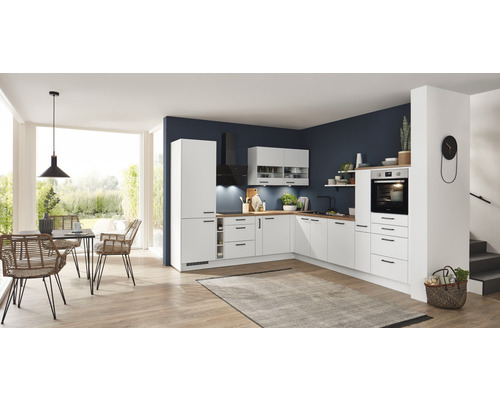 Helle, moderne Küche mit weißen Schränken, Holzarbeitsplatte und Essbereich