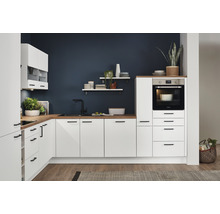 Moderne Küche mit weißen Schränken, dunkler Arbeitsplatte und passenden Accessoires.