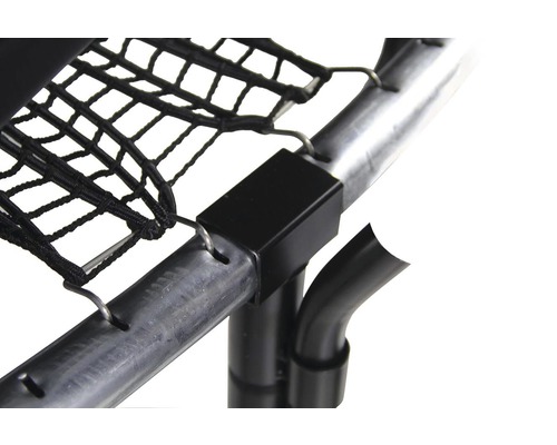 Vue détaillée d''un trampoline avec filet et cadre en acier