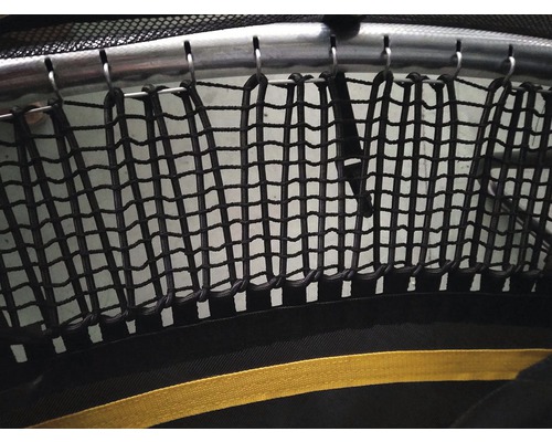 Vue détaillée d''un filet à bagages avec des crochets pour la fixation à un porte-bagages.