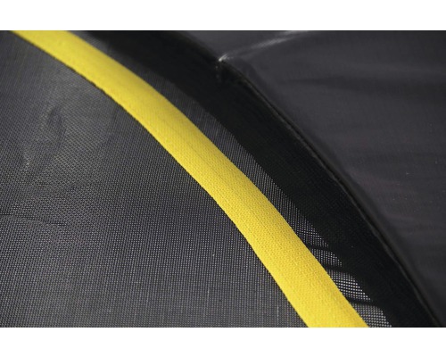 Vue détaillée d''un trampoline avec filet de sécurité