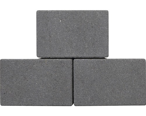 Drei graue Pflastersteine aus Beton