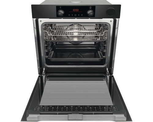 Four noir ouvert avec panneau de commande, intérieur avec grille et plaque de cuisson