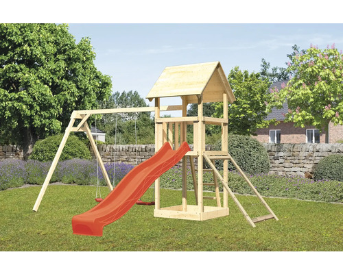 Spielturm mit Schaukel und Rutsche im Garten