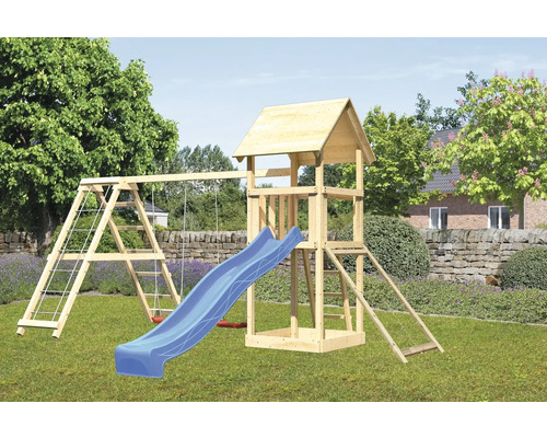 Spielturm mit Schaukel und Rutsche im Garten