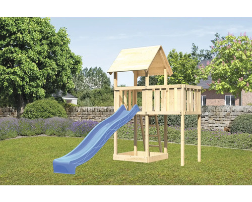 Spielturm aus Holz mit blauer Rutsche im Garten