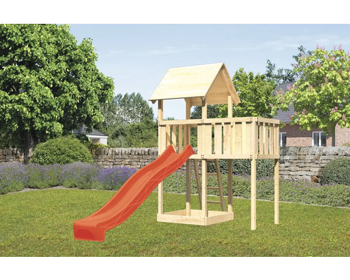 Spielturm aus Holz mit Rutsche im Garten