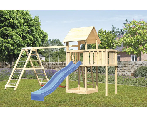 Aire de jeux avec cabane en bois, toboggan et balançoire dans le jardin