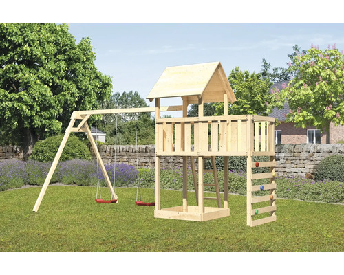 Tour de jeux en bois avec balançoire, mur d''escalade et échelle dans le jardin.